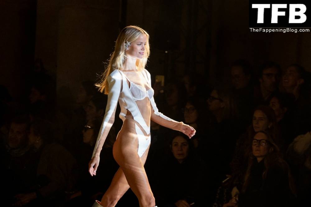 Frida Aasen Flaunts Her Nude Tits & Sexy Legs at the Etam Womenswear Show in Paris - #2