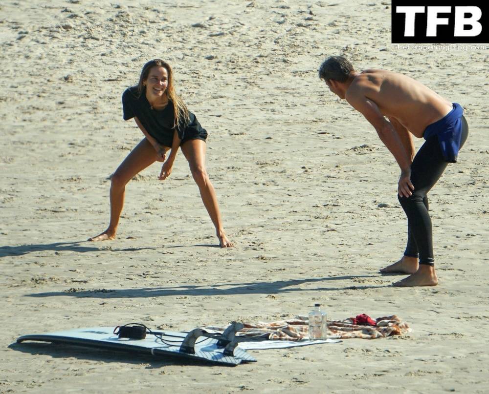 Isabel Lucas is Pictured with Her Boyfriend at Beach in Byron Bay - #9