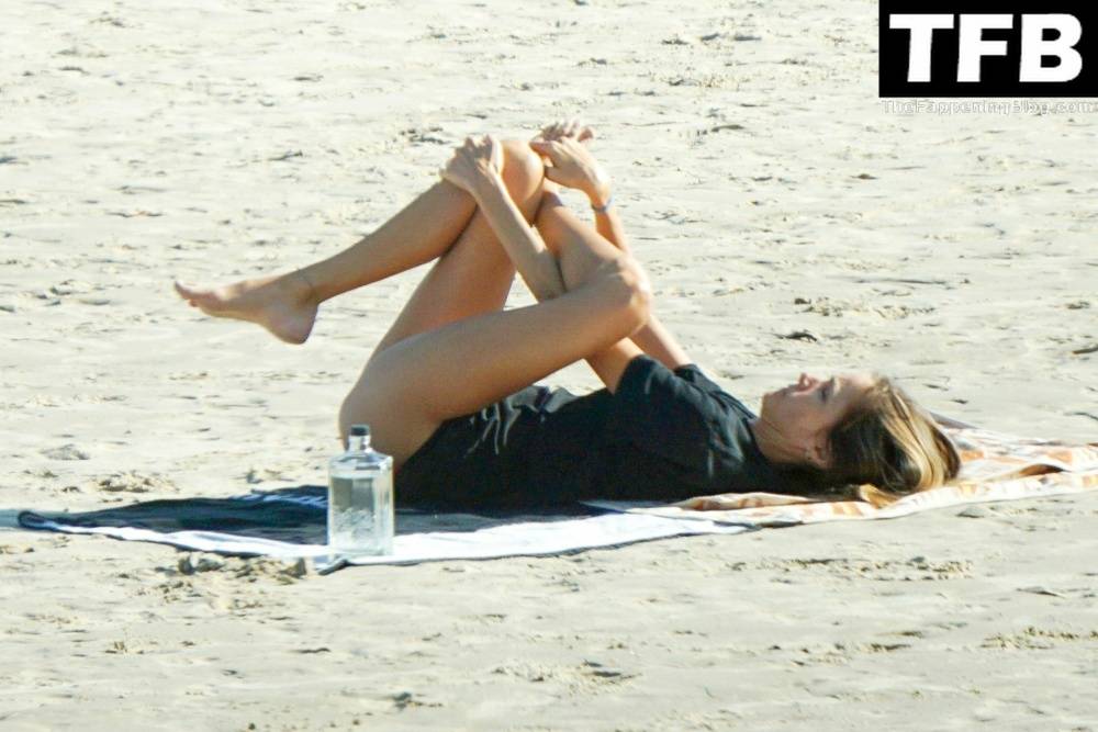 Isabel Lucas is Pictured with Her Boyfriend at Beach in Byron Bay - #20
