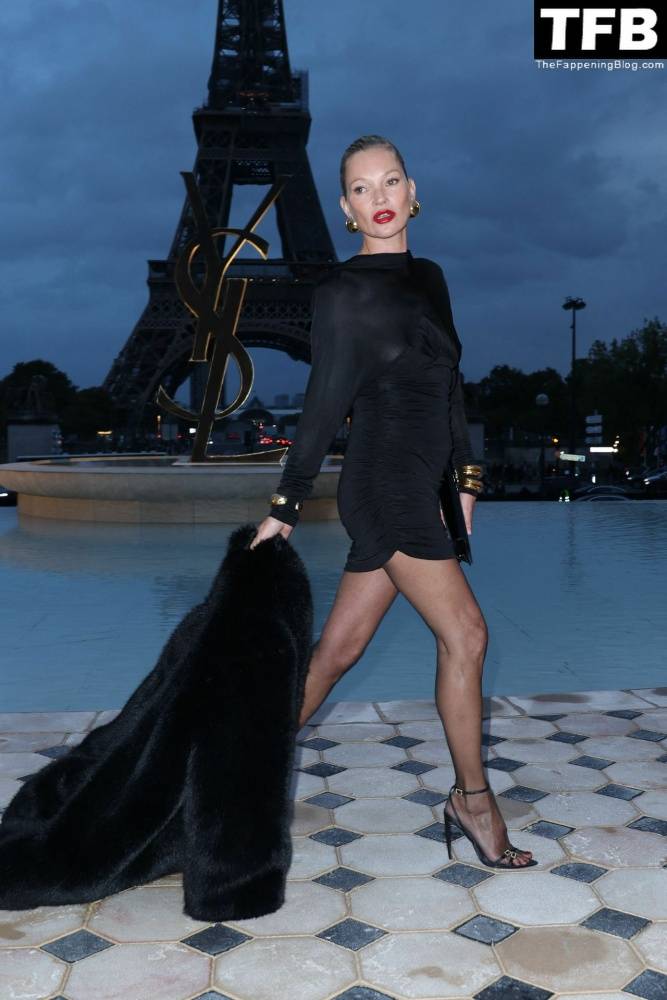 Kate Moss Flashes Her Nude Tits as She Arrives at the Saint Laurent Fashion Show in Paris - #88