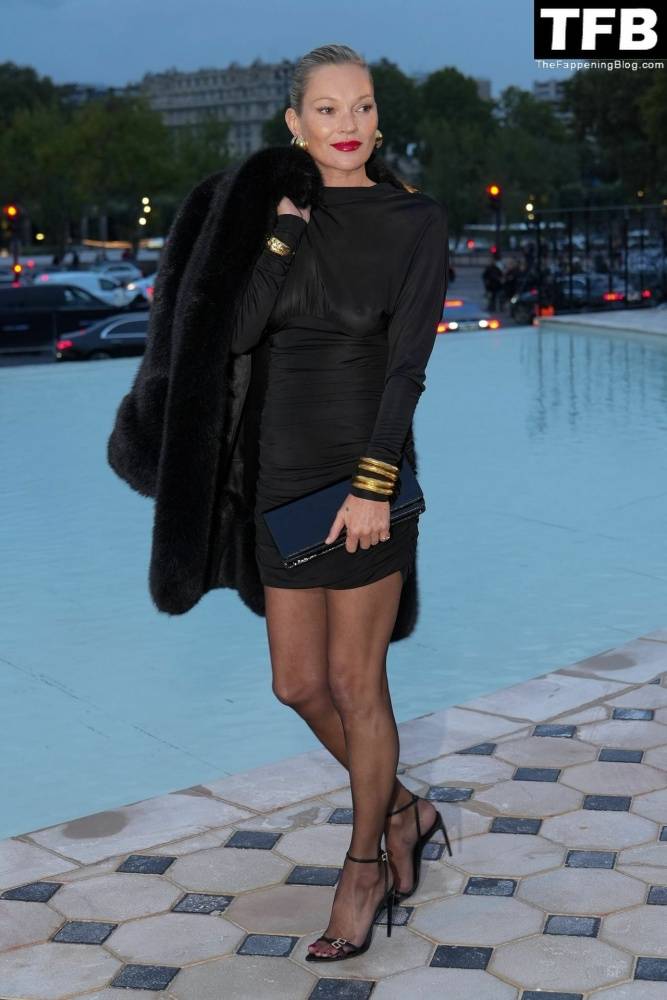 Kate Moss Flashes Her Nude Tits as She Arrives at the Saint Laurent Fashion Show in Paris - #29