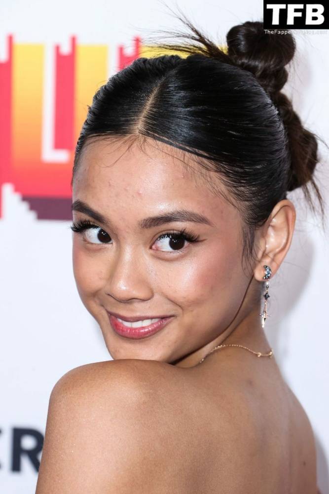 Ylona Garcia Shows Off Her Sexy Tits at the 1C1UP 1D Los Angeles Premiere - #11