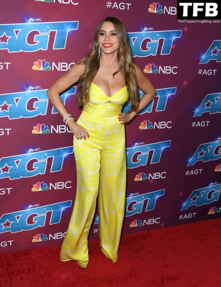 Sofi­a Vergara Flaunts Her Cleavage at the Red Carpet of the 1CAmerica 19s Got Talent 1D Season 17 Live Show - #7