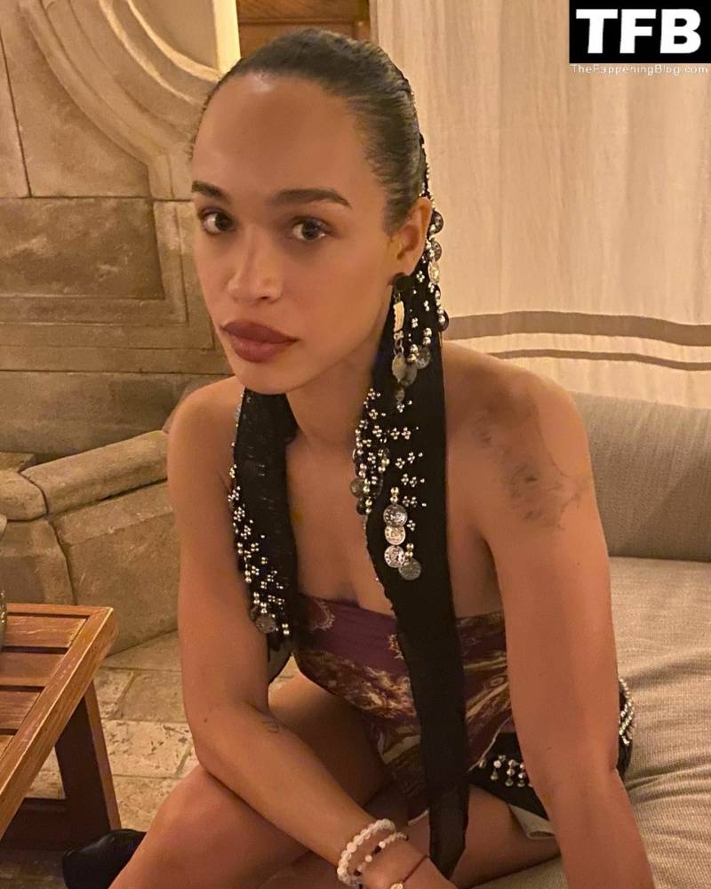Cleopatra Coleman Sexy & Topless - #2