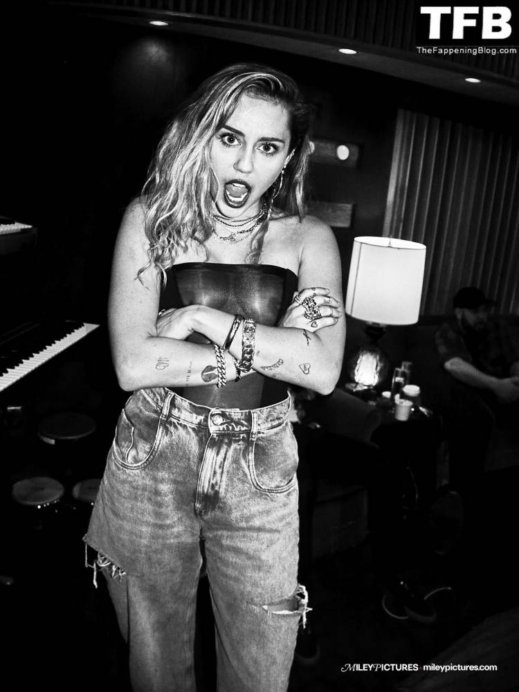 Miley Cyrus Nude & Sexy 13 Von Magazine Outtakes - #20