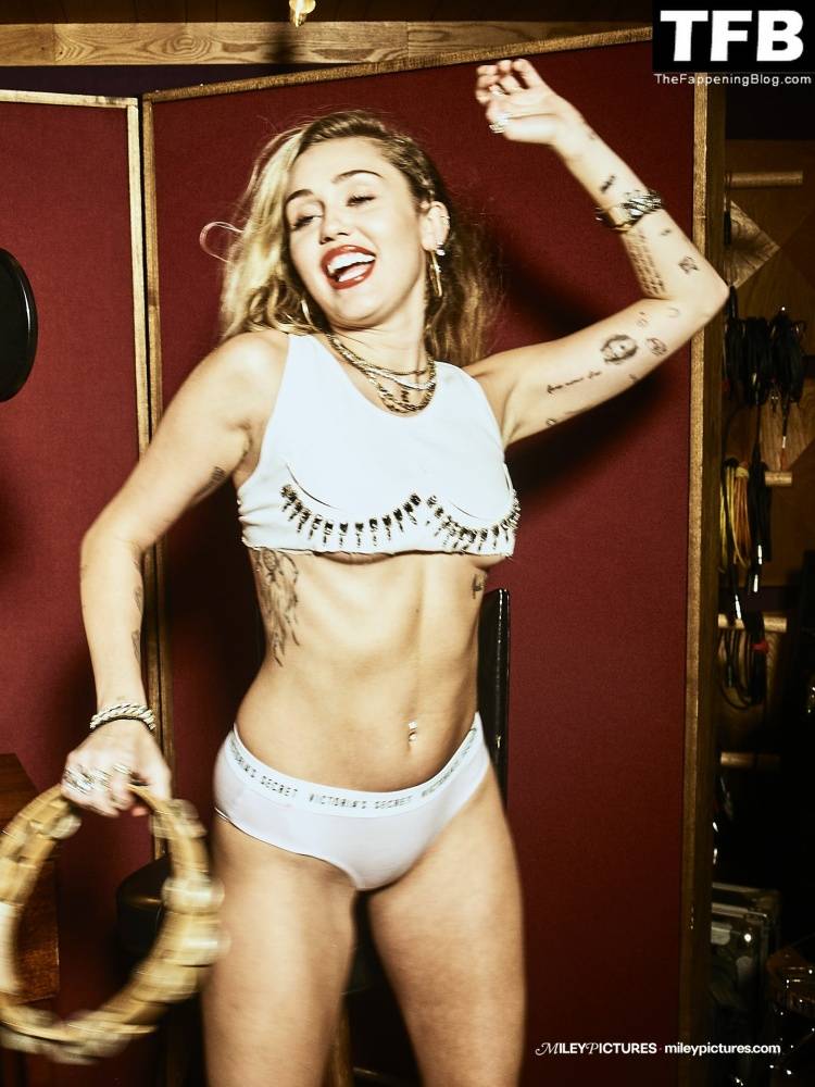 Miley Cyrus Nude & Sexy 13 Von Magazine Outtakes - #49