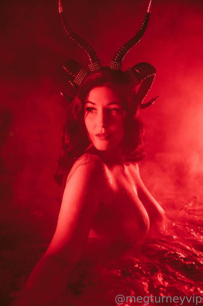 Meg Turney Nude Krampus Hot Tub Onlyfans Set Leaked - #15