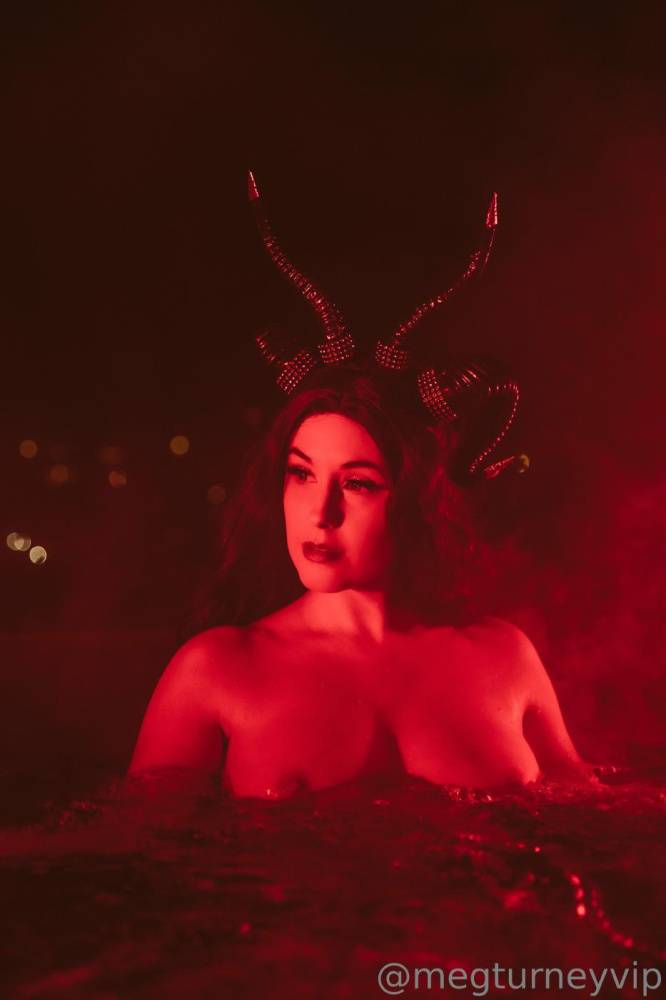 Meg Turney Nude Krampus Hot Tub Onlyfans Set Leaked - #8