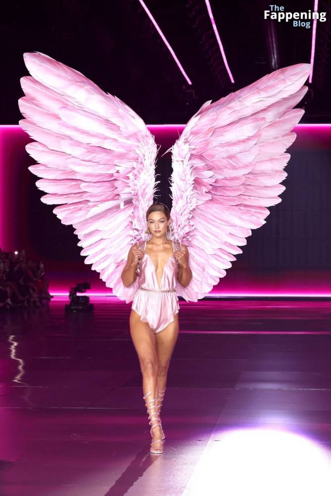 Gigi Hadid Displays Her Sexy Figure at the 2024 Victoria’s Secret Fashion Show (112 Photos) - #2