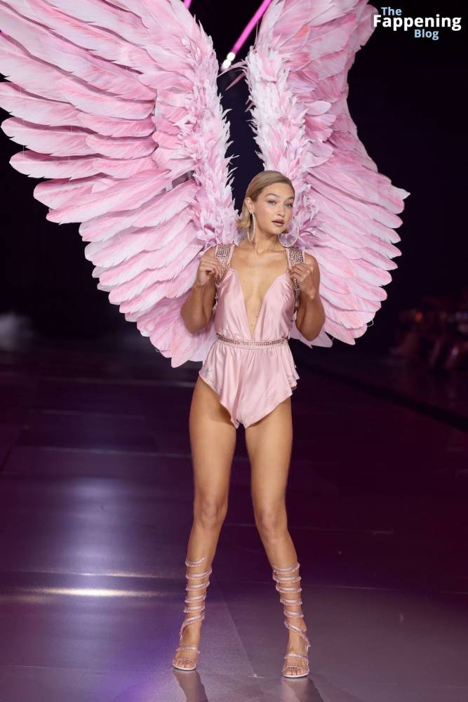 Gigi Hadid Displays Her Sexy Figure at the 2024 Victoria’s Secret Fashion Show (112 Photos) - #8