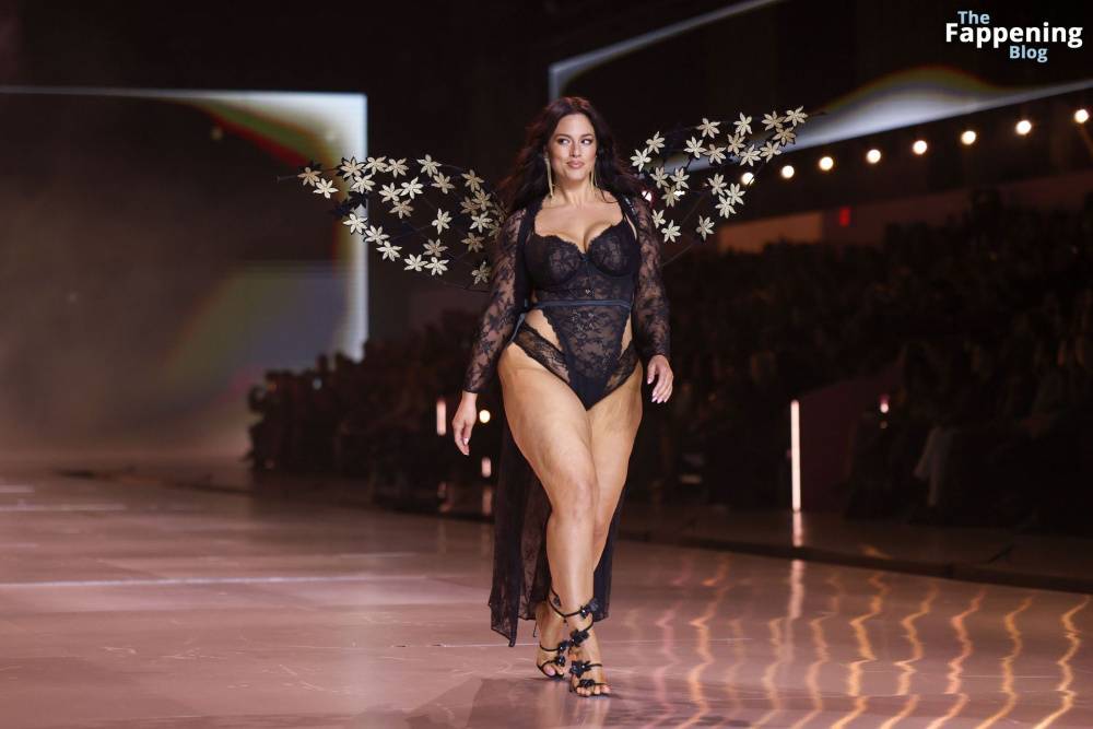 Ashley Graham Flaunts Her Curves at the 2024 Victoria’s Secret Show (67 Photos) - #25