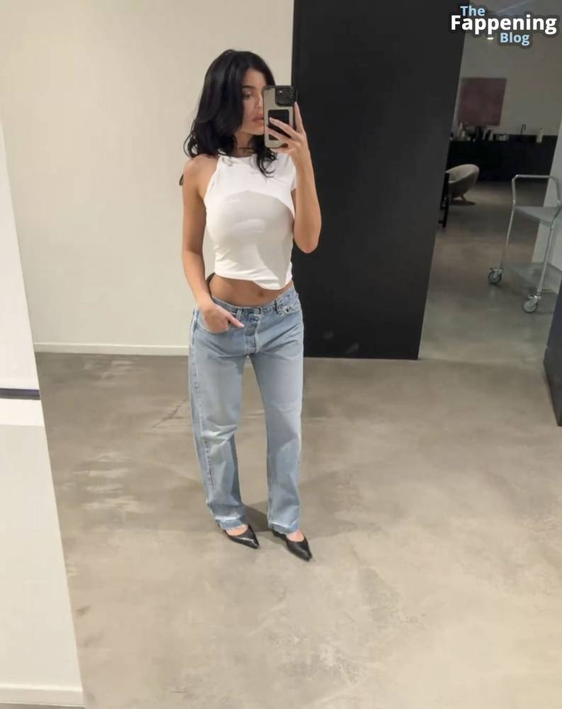 Kylie Jenner Shows Off Her Boobs & Midriff in a Casual T-shirt & Jeans (12 Pics + Video) - #5