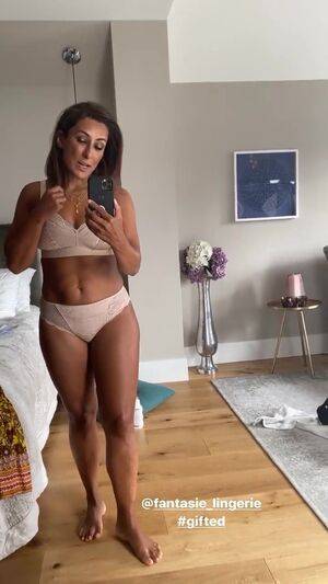 Saira Khan / iamsairakhan / sairasbum Nude Leaks - Fapello - #16