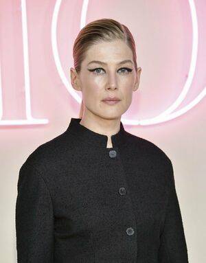 Rosamund Pike / mspike Nude Leaks - Fapello - #12