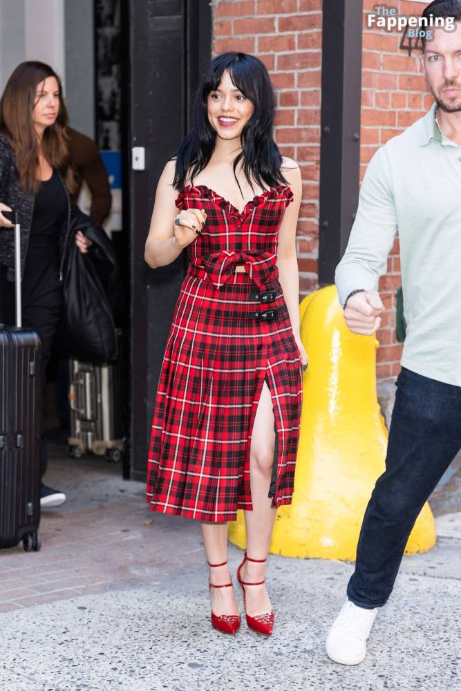 Jenna Ortega Flashes a Smile and a Wave as She Steps Out in NYC (35 Photos) - #9