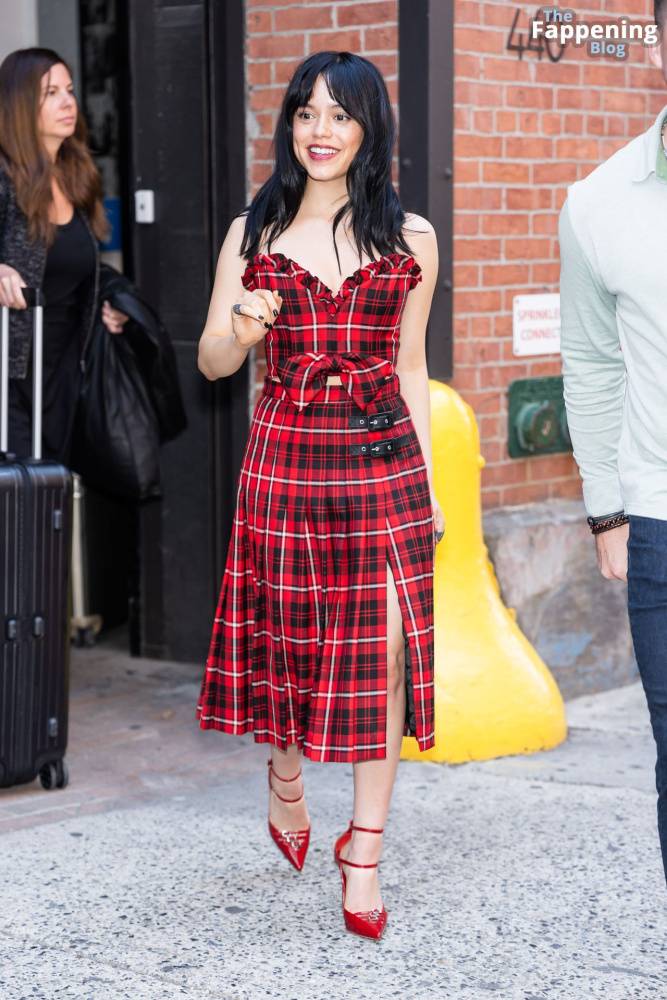 Jenna Ortega Flashes a Smile and a Wave as She Steps Out in NYC (35 Photos) - #12