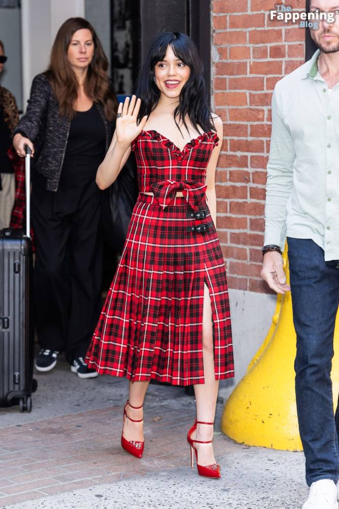 Jenna Ortega Flashes a Smile and a Wave as She Steps Out in NYC (35 Photos) - #7