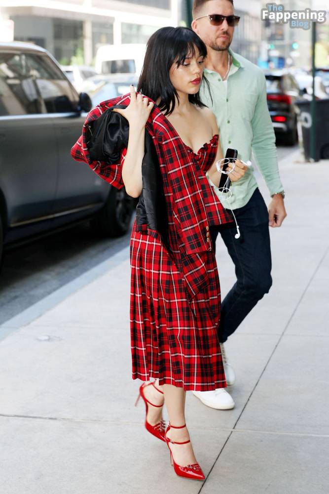 Jenna Ortega Flashes a Smile and a Wave as She Steps Out in NYC (35 Photos) - #3