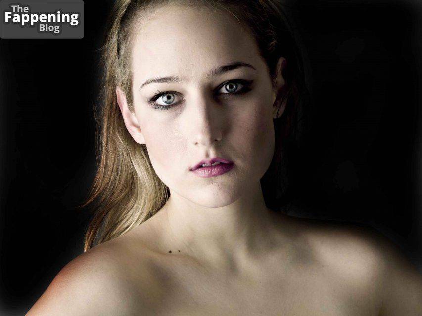 Leelee Sobieski Sexy (8 Photos) - #1