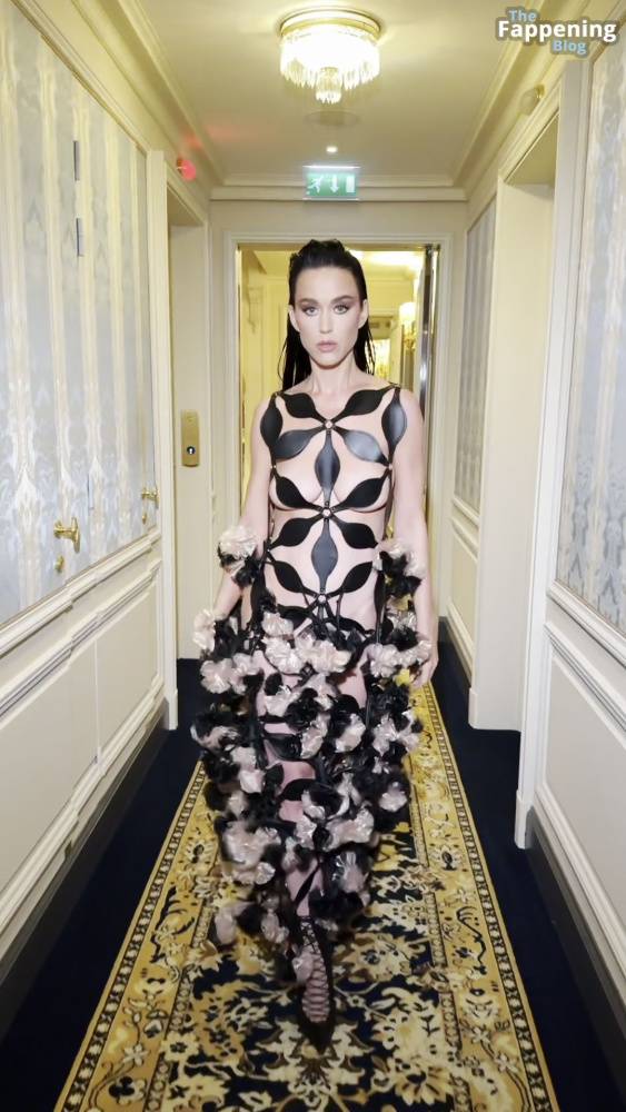 Katy Perry Displays Her Sexy Boobs at the Vogue World: Paris Fashion Show (50 Photos) - #26