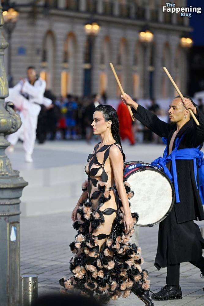 Katy Perry Displays Her Sexy Boobs at the Vogue World: Paris Fashion Show (50 Photos) - #27