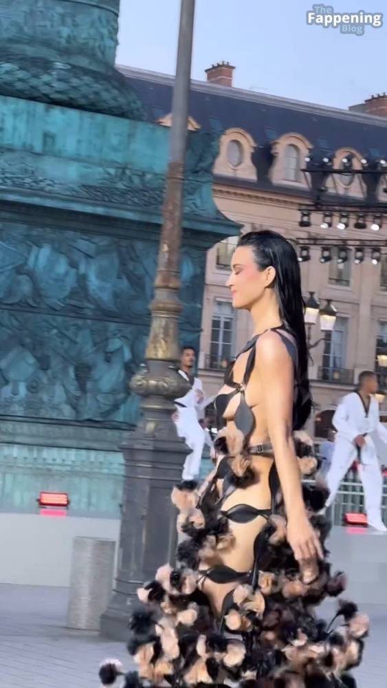 Katy Perry Displays Her Sexy Boobs at the Vogue World: Paris Fashion Show (50 Photos) - #9