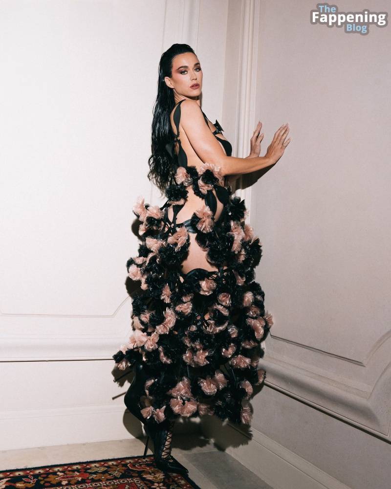 Katy Perry Displays Her Sexy Boobs at the Vogue World: Paris Fashion Show (50 Photos) - #4