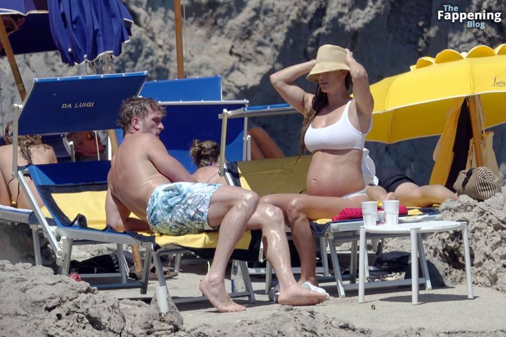 Nina Agdal & Logan Paul Enjoy Their Holiday in Capri (40 Photos) - #19