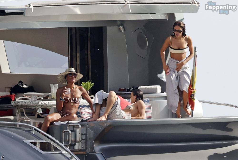 Naomi Campbell, Michelle Rodriguez, Eisa Gonzalez and Afef Jnifen are Seen Out on Holiday in Ibiza (155 Photos) - #1