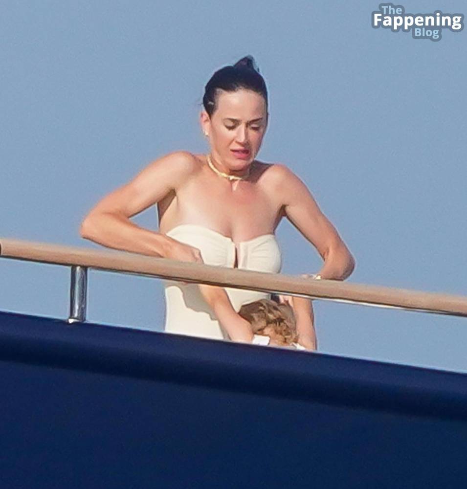 Katy Perry Enjoys Her Summer Holidays in St-Tropez (8 Photos) - #1