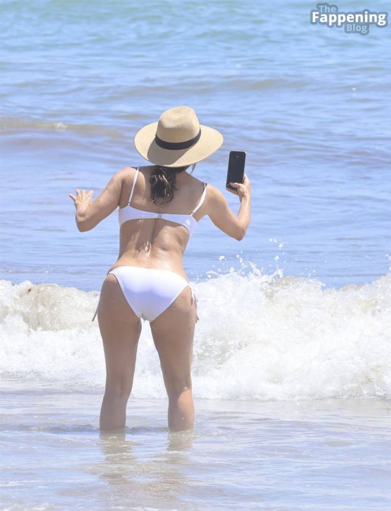 Eva Longoria Shows Off Her Curves as She Enjoys a Family Day at the Beach in Marbella (83 Photos) - #22