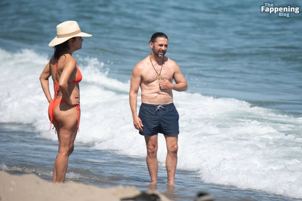 Eva Longoria Shows Off Her Curves on the Beach (16 Photos) - #14