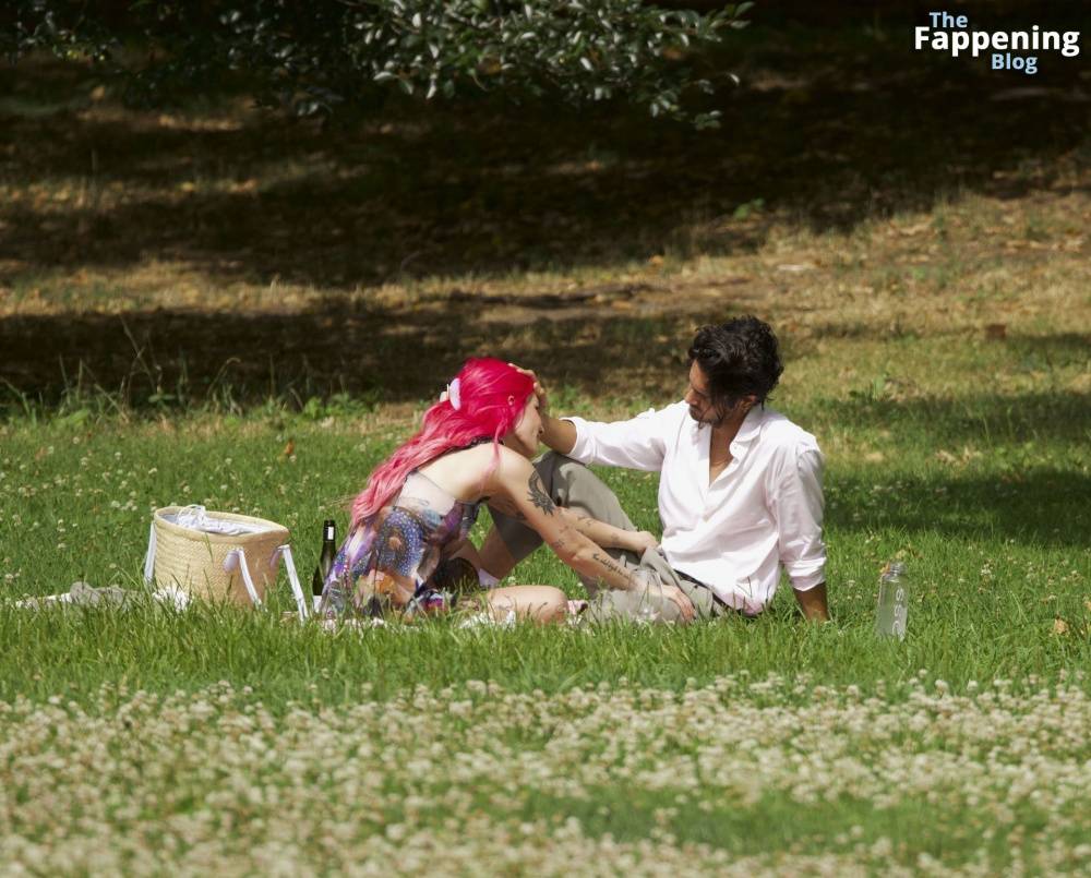 Halsey & Avan Jogia Enjoy Their Romantic Picnic in New York (44 Photos) - #30