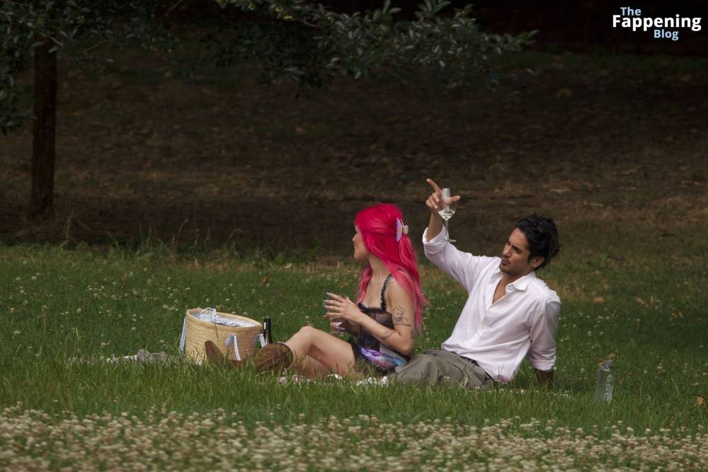 Halsey & Avan Jogia Enjoy Their Romantic Picnic in New York (44 Photos) - #10