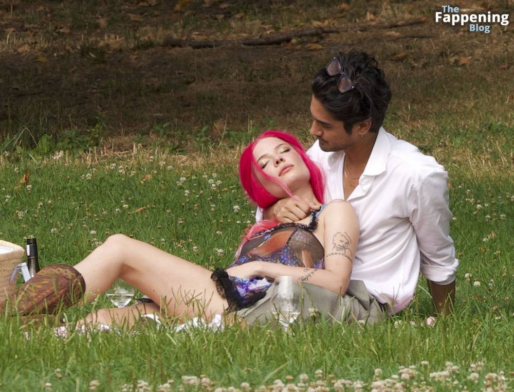 Halsey & Avan Jogia Enjoy Their Romantic Picnic in New York (44 Photos) - #17