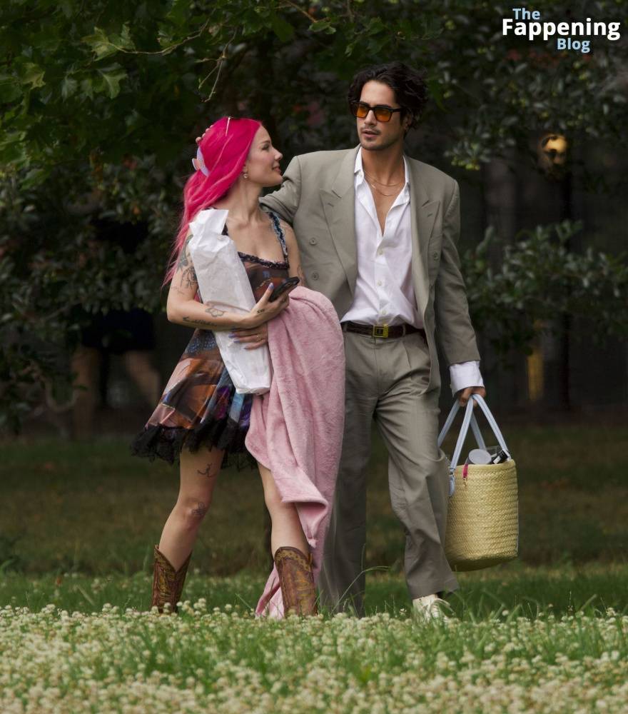 Halsey & Avan Jogia Enjoy Their Romantic Picnic in New York (44 Photos) - #14