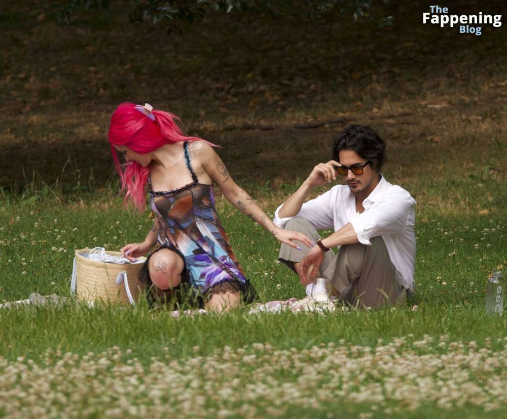 Halsey & Avan Jogia Enjoy Their Romantic Picnic in New York (44 Photos) - #9