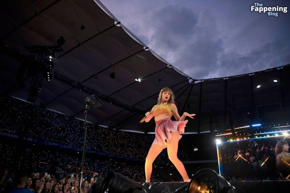 Taylor Swift Performs in Hamburg (41 Photos) - #28