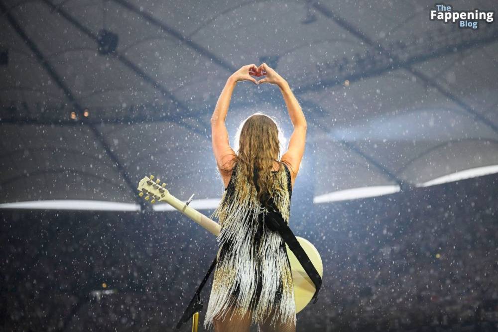 Taylor Swift Performs in Hamburg (41 Photos) - #3