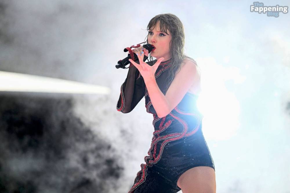 Taylor Swift Performs in Hamburg (41 Photos) - #16