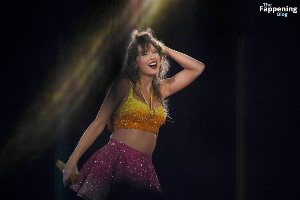 Taylor Swift Performs in Hamburg (41 Photos) - #30