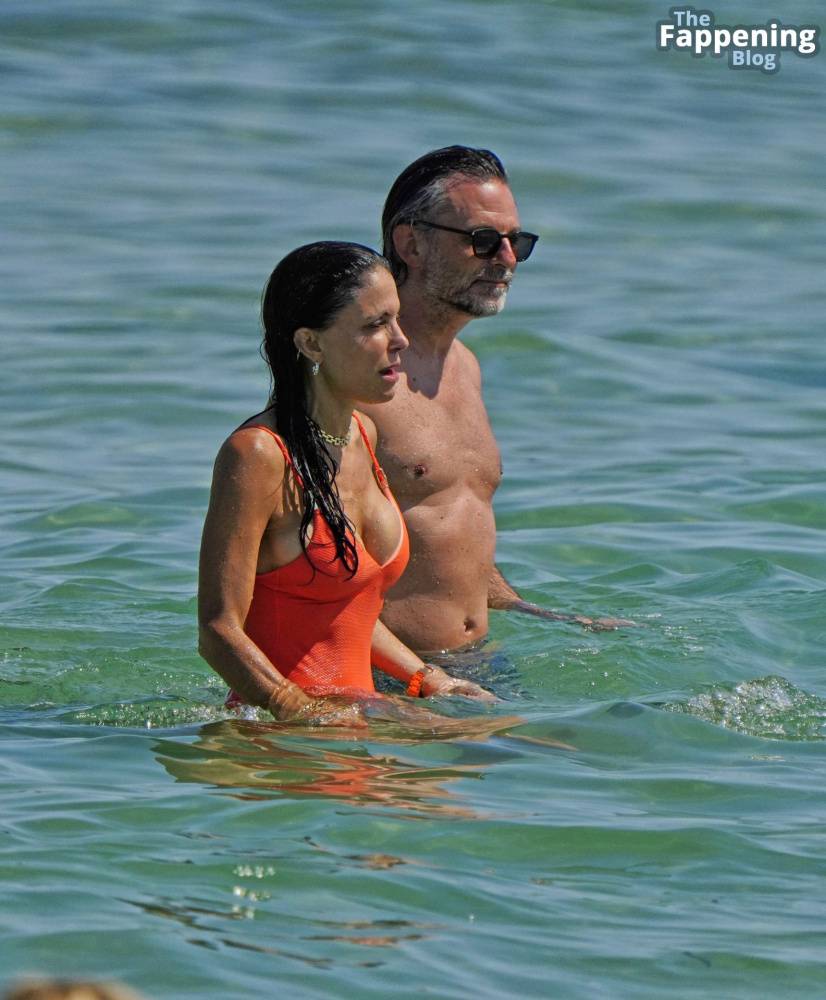 Bethenny Frankel Shows Off Her Sexy Boobs in a Swimsuit on the Beach in Saint Tropez (27 Photos) - #6