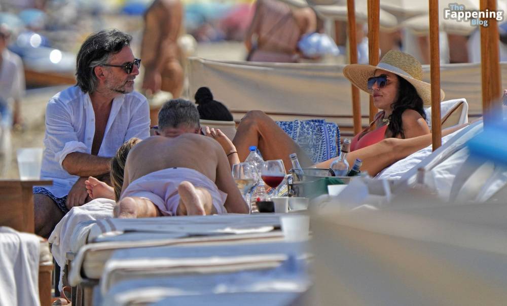 Bethenny Frankel Shows Off Her Sexy Boobs in a Swimsuit on the Beach in Saint Tropez (27 Photos) - #23