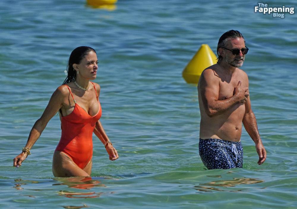 Bethenny Frankel Shows Off Her Sexy Boobs in a Swimsuit on the Beach in Saint Tropez (27 Photos) - #7