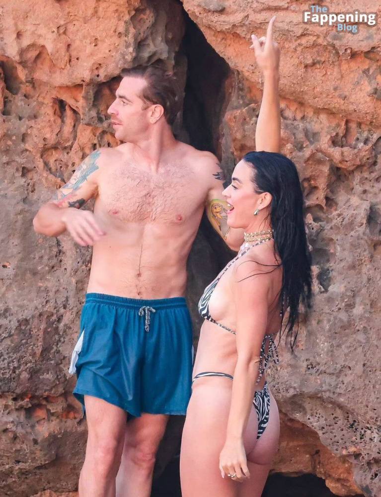 Katy Perry Displays Her Sexy Bikini Body on the Beach in Ibiza (9 Photos) - #3