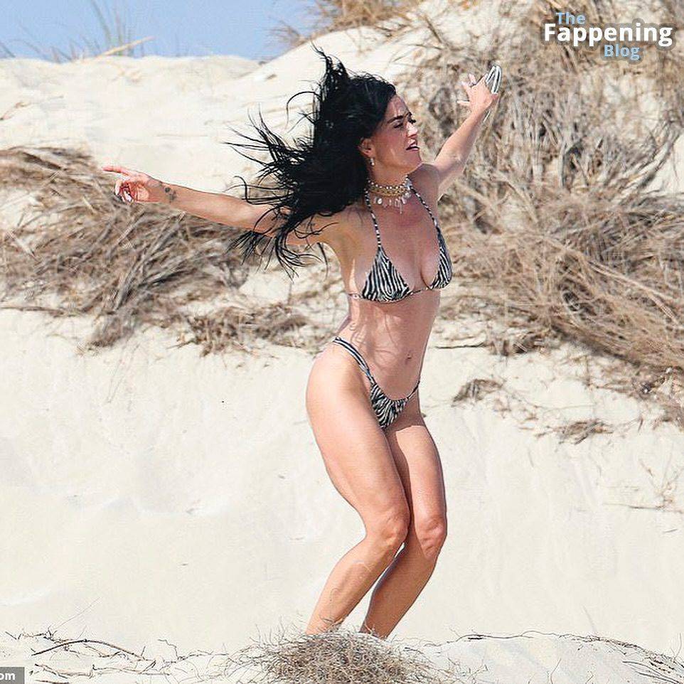 Katy Perry Displays Her Sexy Bikini Body on the Beach in Ibiza (9 Photos) - #5