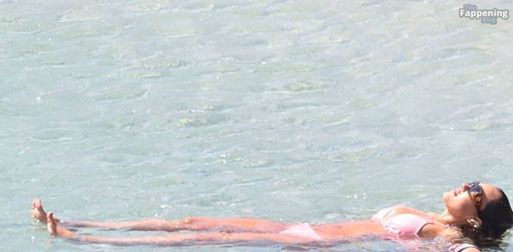 Jessica Alba Stuns in Her Pink Bikini on Her Family Holiday out in Mykonos (20 Photos) - #11