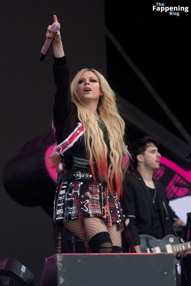 Avril Lavigne Looks Sexy at Glastonbury 2024 (19 Photos) - #7