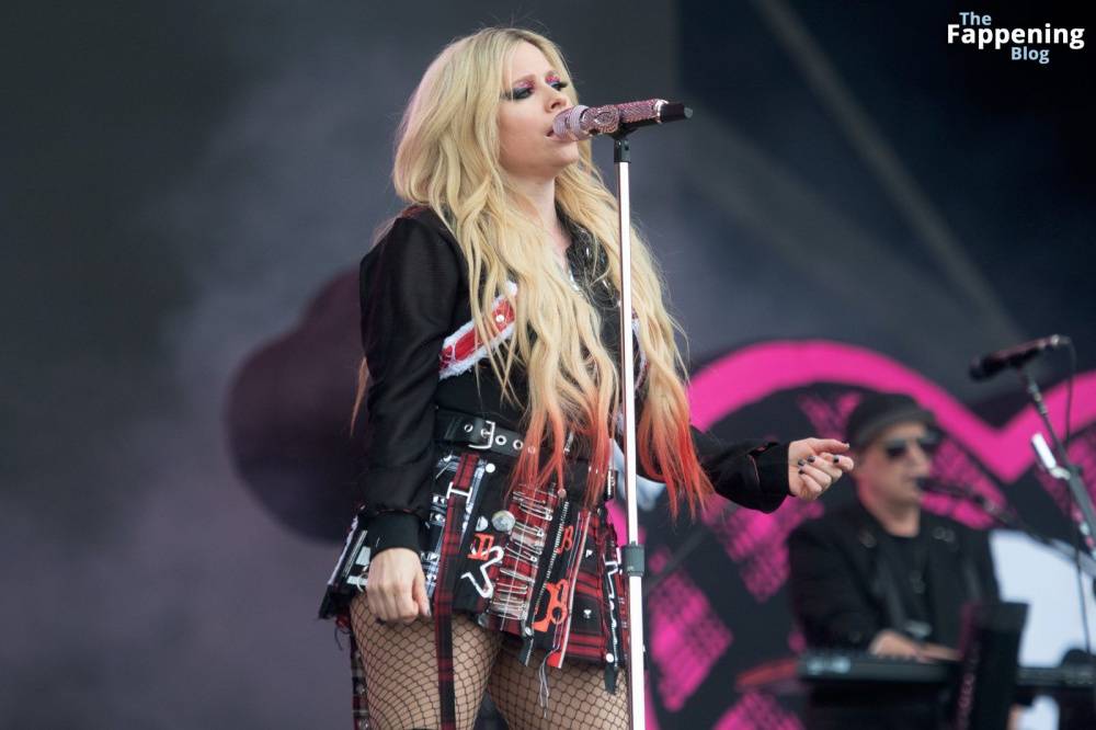 Avril Lavigne Looks Sexy at Glastonbury 2024 (19 Photos) - #12