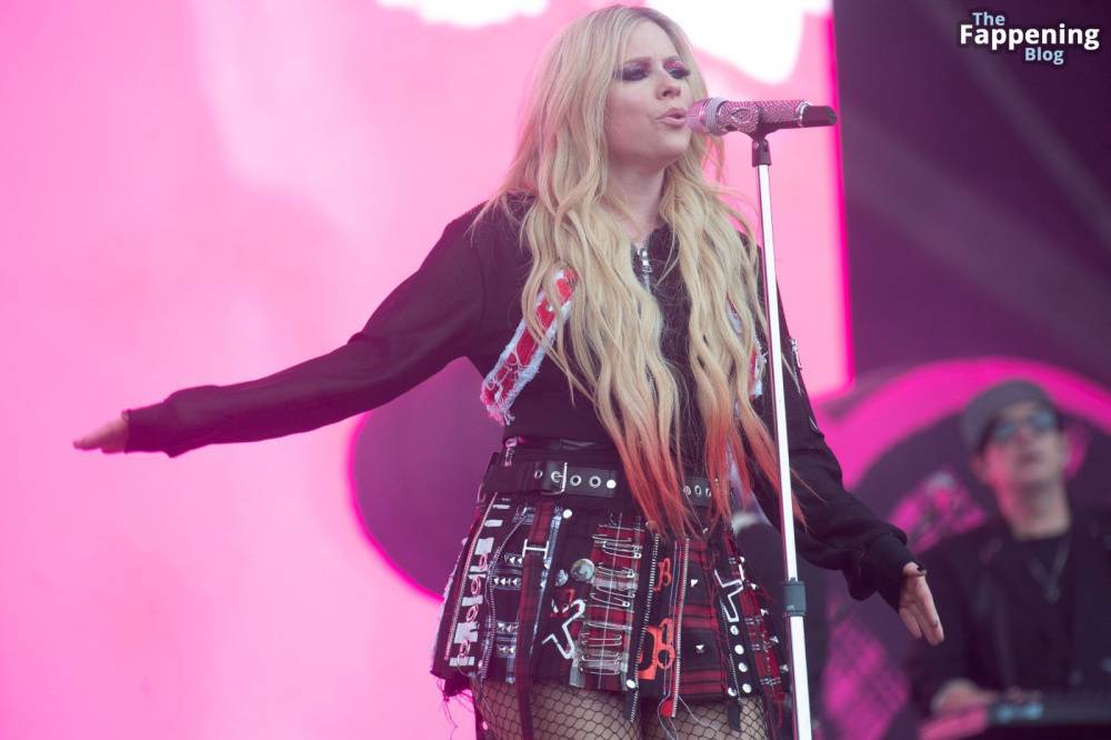 Avril Lavigne Looks Sexy at Glastonbury 2024 (19 Photos) - #14